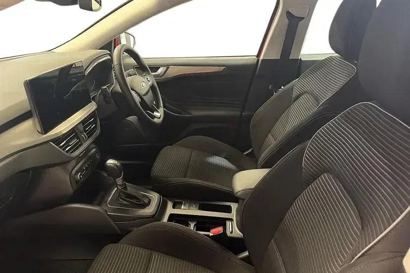 Gebraucht Ford Focus Titanium 125 PS (91 kW) 2023 Rot Kleinwagen