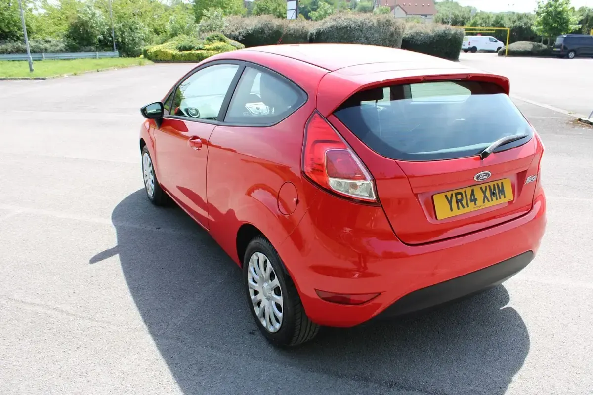 Usado Ford Fiesta Style 82 HP (60 kW) 2014 Vermelho Citadino