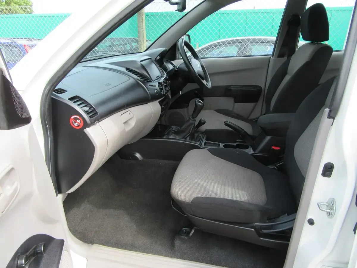 Used Mitsubishi L200 2011 White Pickup