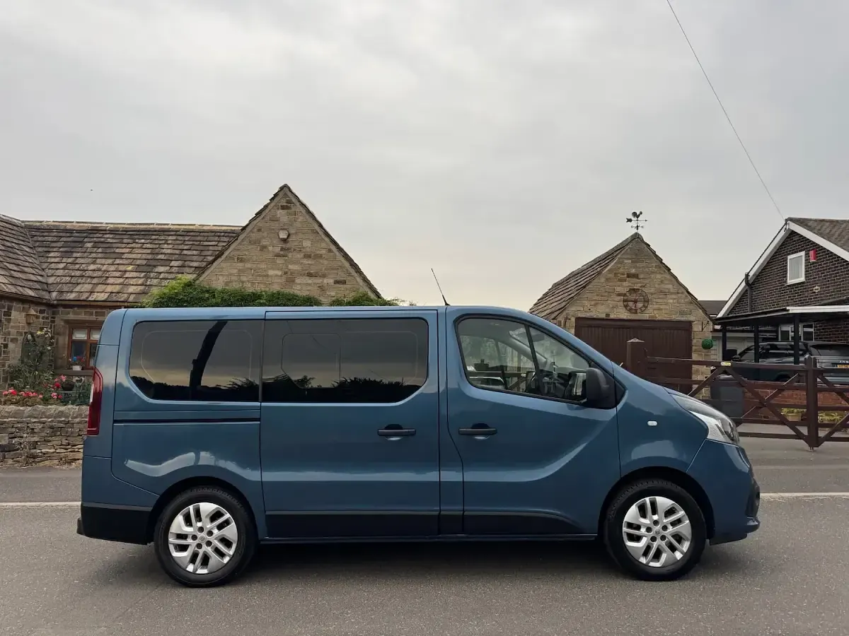 Used Renault Trafic Business 2018 Blue MPV