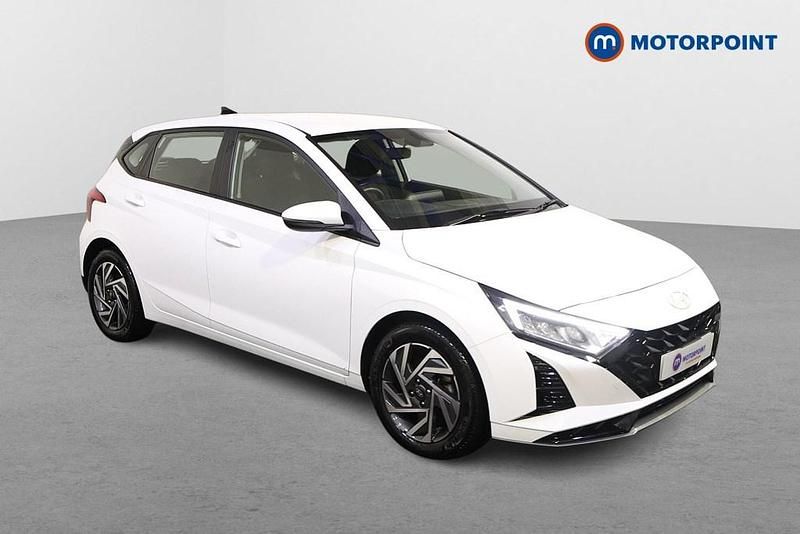Used Hyundai i20 Advanced 101 HP (74 kW) 2024 White Hatchback