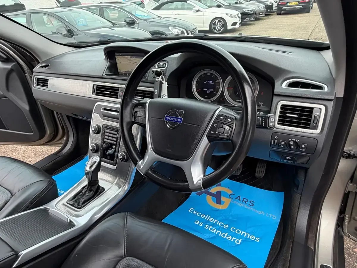 Used Volvo XC70 SE Lux 215 HP (158 kW) 2012 Gold Estate