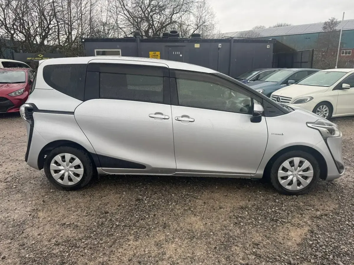 Used Toyota Sienta 116 HP (85 kW) 2026 Silver MPV