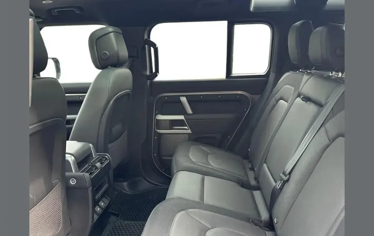 Used Land Rover Defender HSE Dynamic 245 HP (180 kW) 2023 Silver SUV