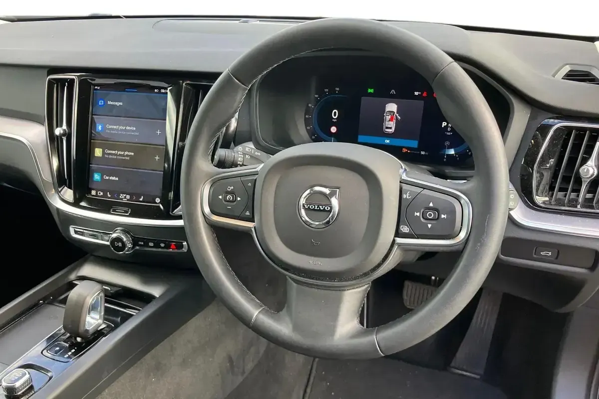 Używany Volvo V60 Core 2023 Czarny Kombi