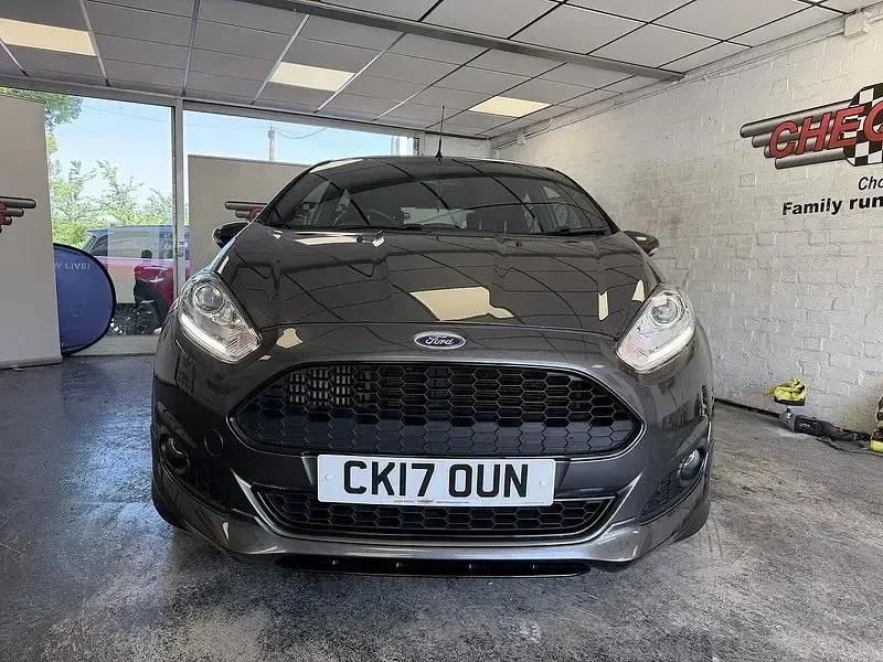 Usado Ford Fiesta ST-Line 100 HP (73 kW) 2017 Cinzento Citadino