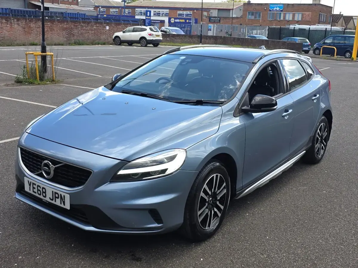 Usado Volvo V40 2018 Azul Utilitario
