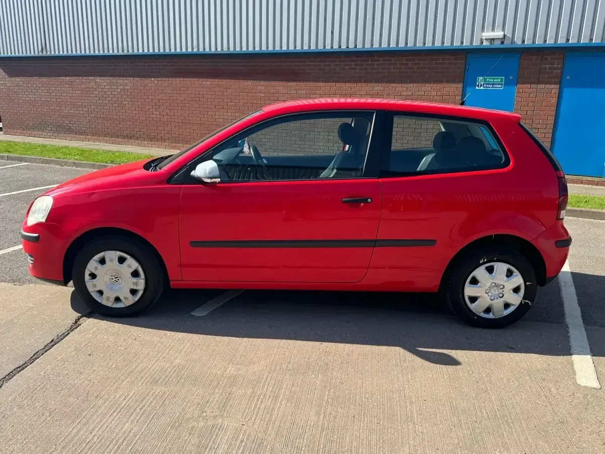 Begagnad VW Polo 2009 Röd Halvkombi