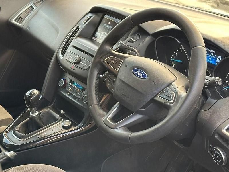 Używany Ford Focus Titanium 125 KM (91 kW) 2016 Niebieski Hatchback