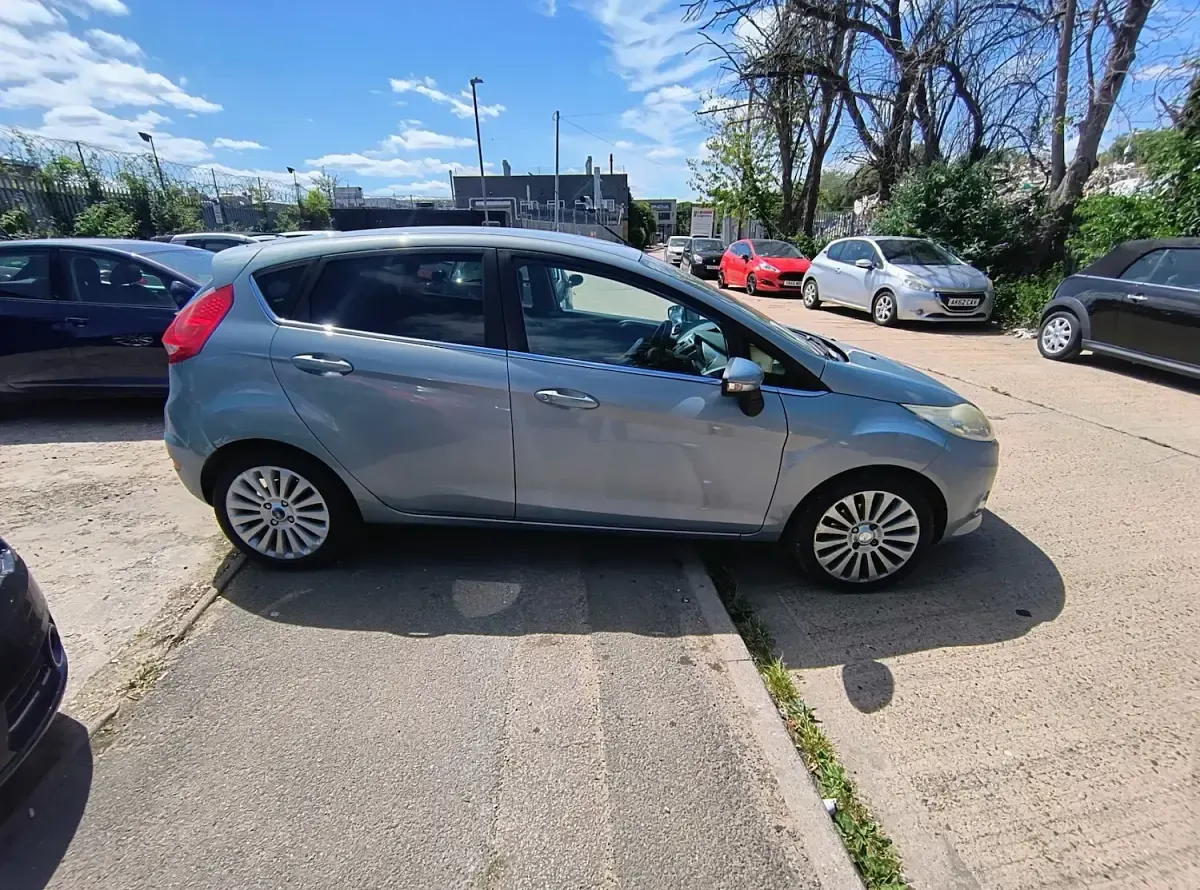 Used Ford Fiesta Titanium 94 HP (69 kW) 2009 Blue Hatchback