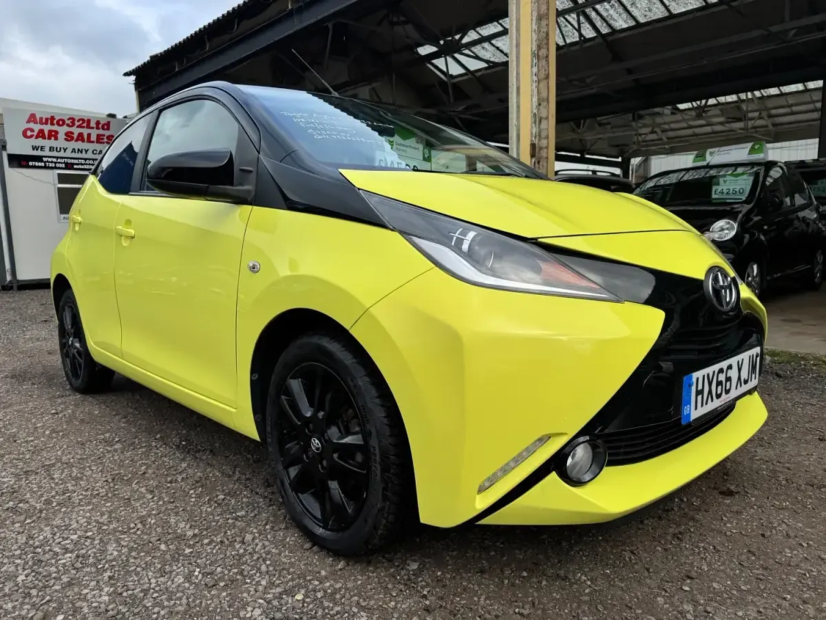 Usado Toyota Aygo X-cite 68 CV (50 kW) 2016 Amarillo Utilitario
