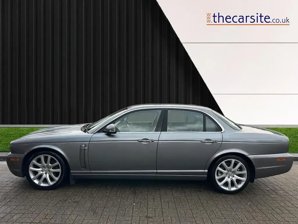 Usado Jaguar XJ Sovereign 238 HP (175 kW) 2007 Cinzento Sedan