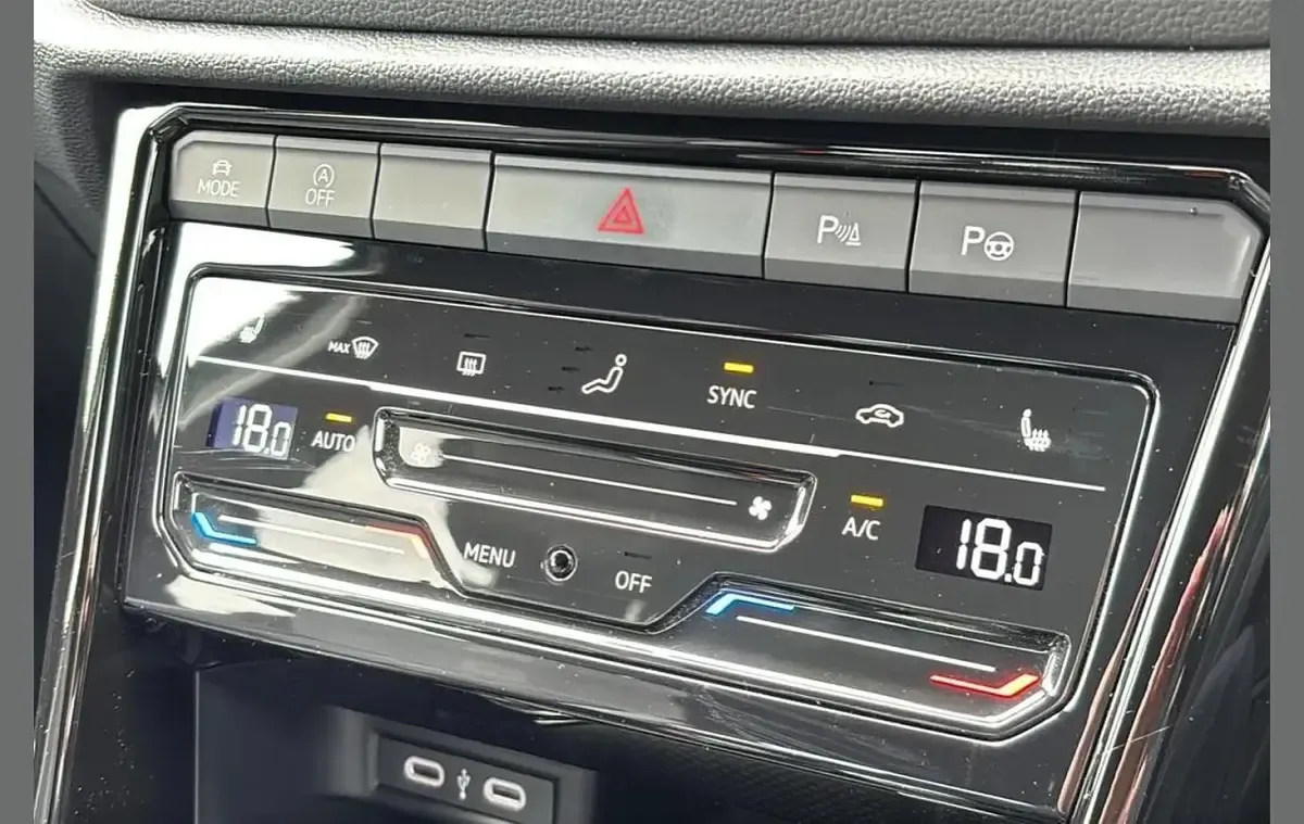 Usado VW T-Roc Black Edition 150 HP (110 kW) 2025 Azul SUV