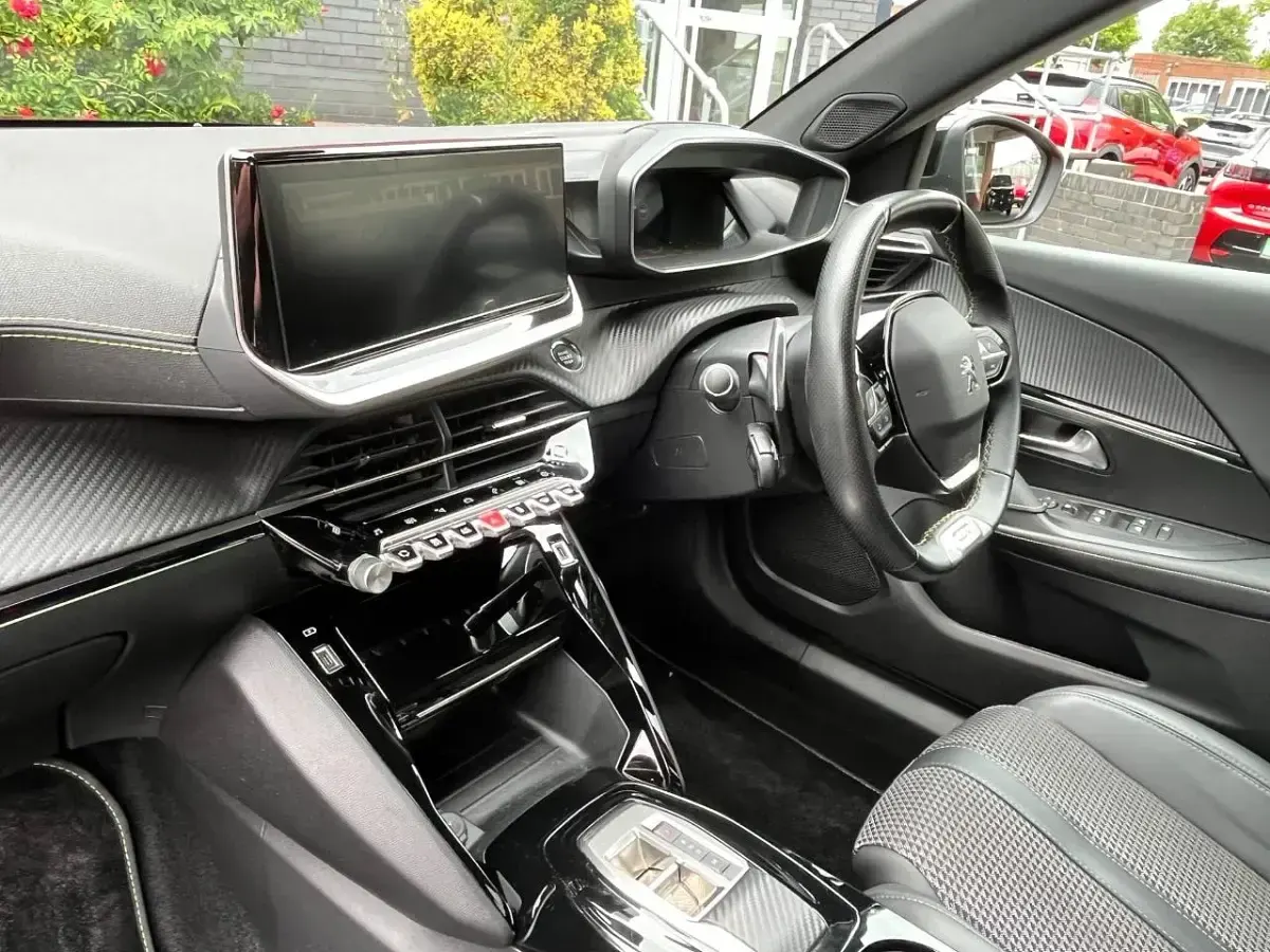 Used Peugeot 2008 GT 129 HP (94 kW) 2023 Orange SUV