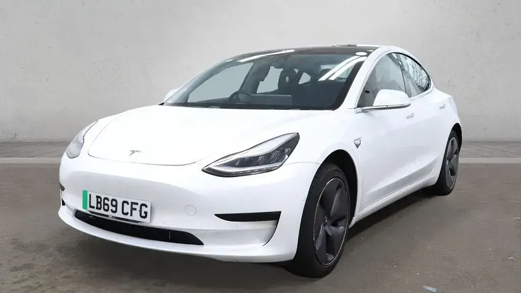 Used Tesla Model 3 Standard Range 239 kW (325 HP) 2019 White Sedan