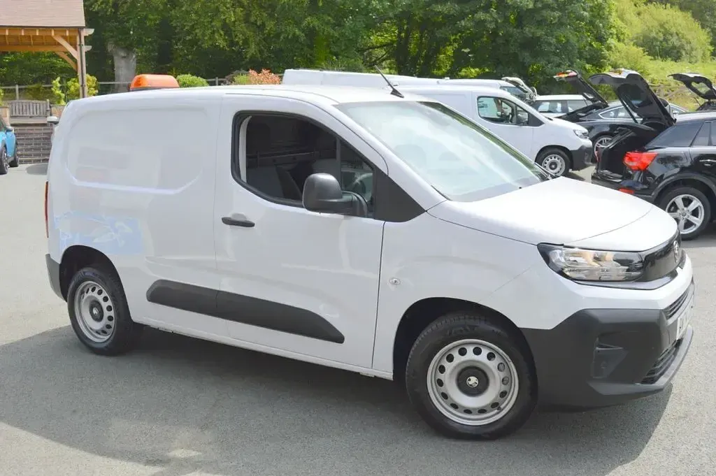 New Vauxhall Combo S 100 HP (73 kW) 2025 White MPV