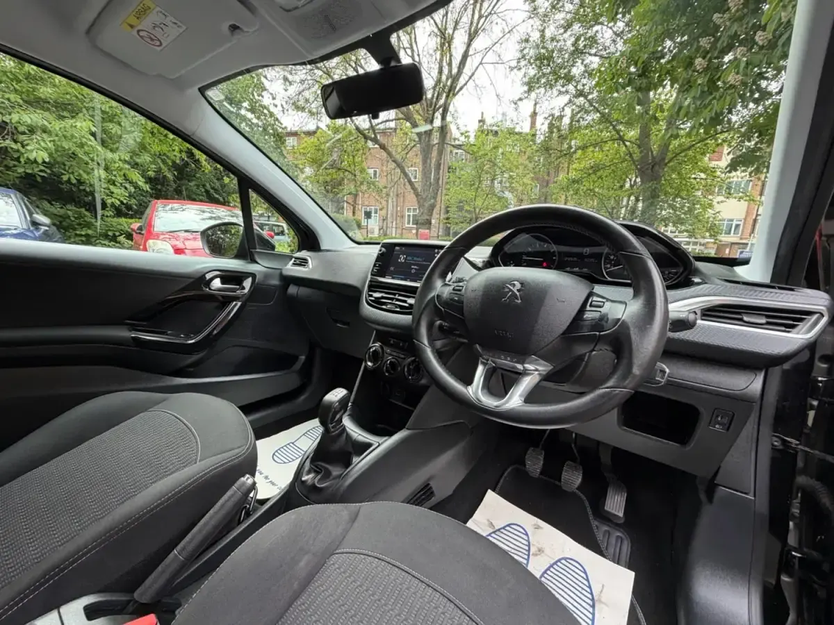 Używany Peugeot 208 2018 Czarny Hatchback