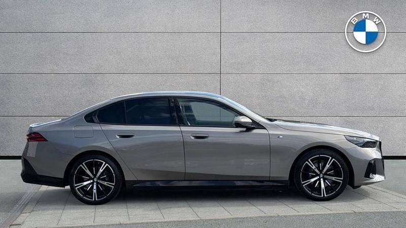 Usado BMW 530e M Sport 295 HP (216 kW) 2025 Cinzento
