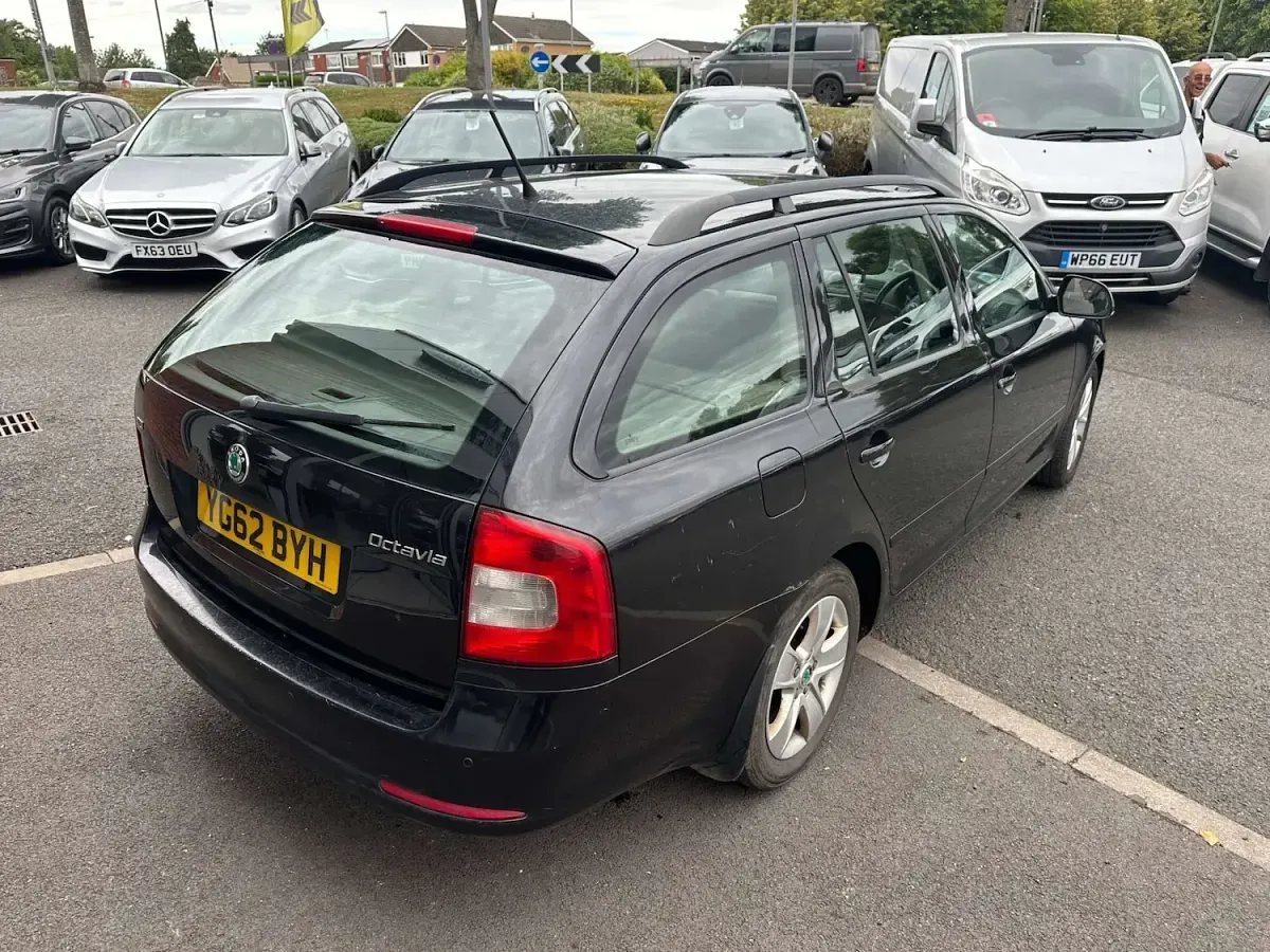 Used Skoda Octavia Elegance 105 HP (77 kW) 2012 Black Estate