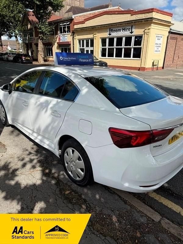 Used Toyota Avensis Active 112 HP (82 kW) 2016 White Sedan