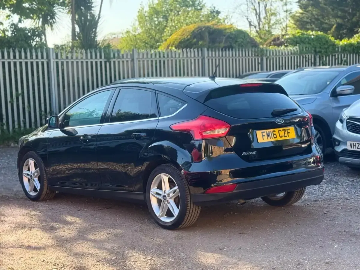 Begagnad Ford Focus Zetec 125 HK (91 kW) 2016 Svart Halvkombi