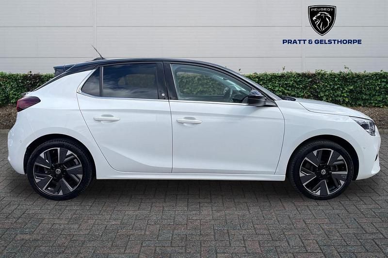Used Vauxhall Corsa-e Elite 98 kW (134 HP) 2022 White Hatchback