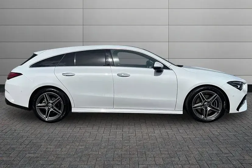 Used Mercedes CLA200 Shooting Brake Executive 175 HP (128 kW) 2024 Moonstone white Estate