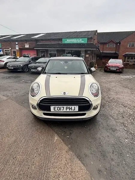 Used Mini Cooper D Seven 116 HP (85 kW) 2017 White Hatchback
