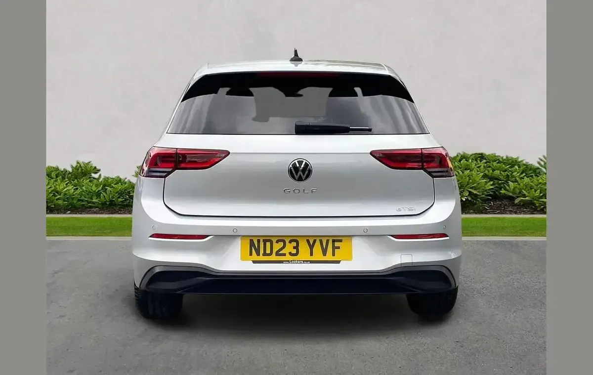 Begagnad VW Golf VIII Life 150 HK (110 kW) 2023 Silver Halvkombi