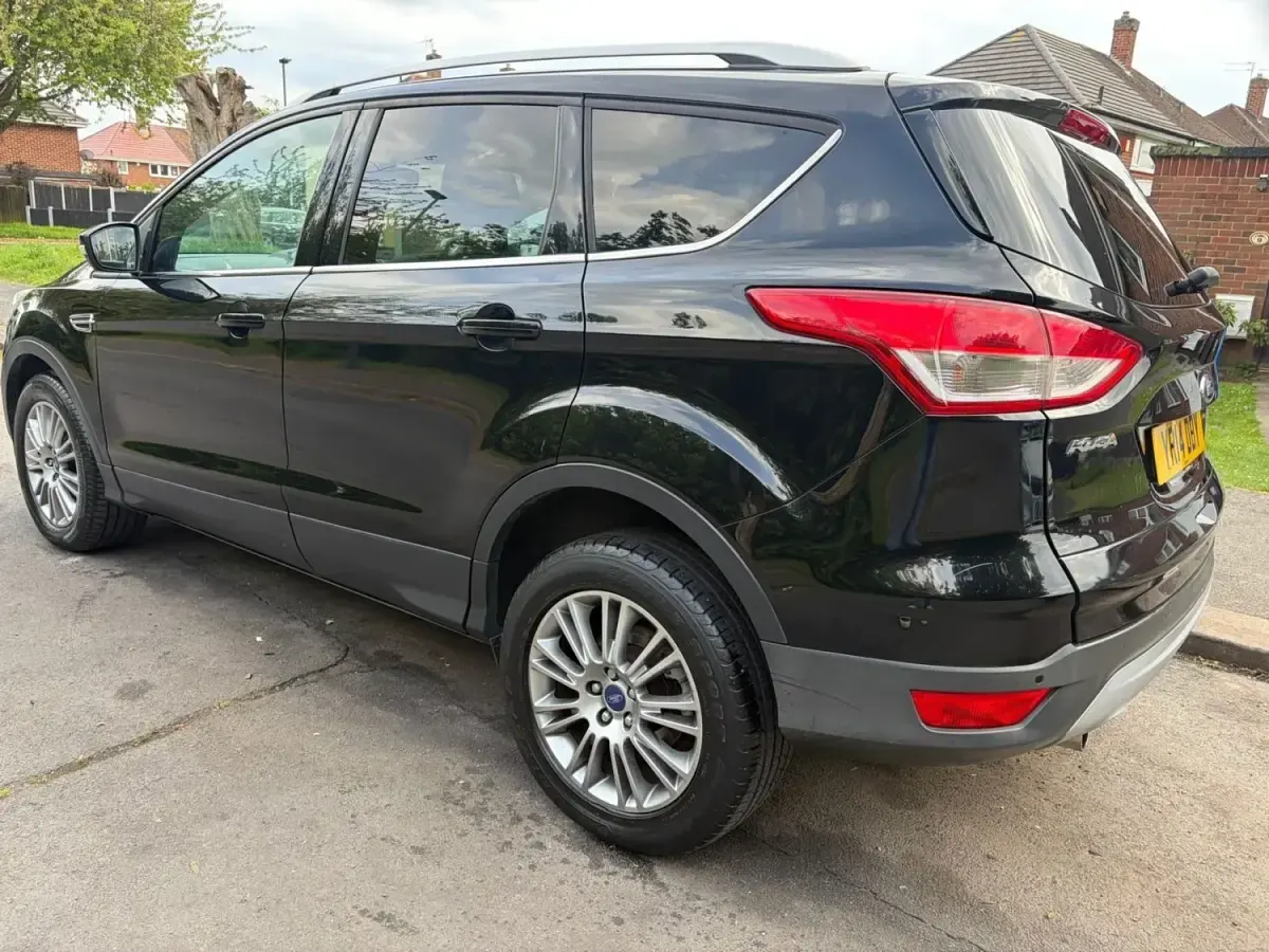 Usado Ford Kuga Titanium 140 HP (102 kW) 2014 Preto SUV