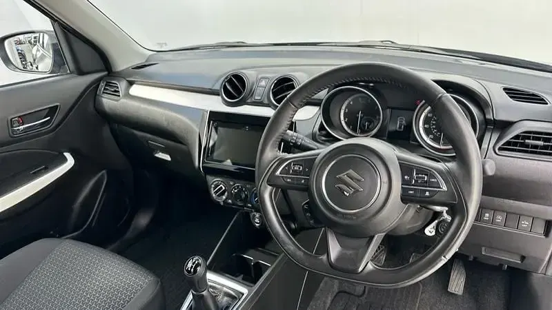 Begagnad Suzuki Swift SZ-L 82 HK (60 kW) 2024 Grå Halvkombi