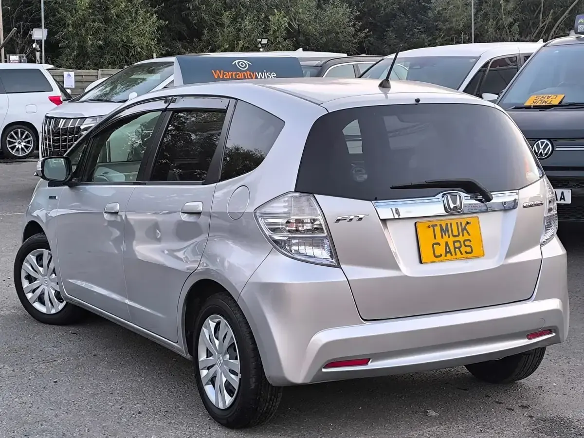 Used Honda Jazz Hybrid 99 HP (72 kW) 2013 Silver Hatchback