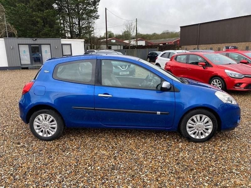 Used Renault Clio II 100 HP (73 kW) 2011 Blue Hatchback