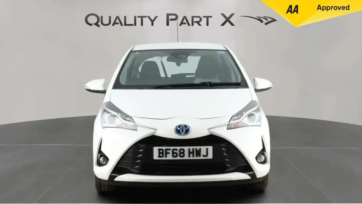 Used Toyota Yaris 100 HP (73 kW) 2018 White Hatchback