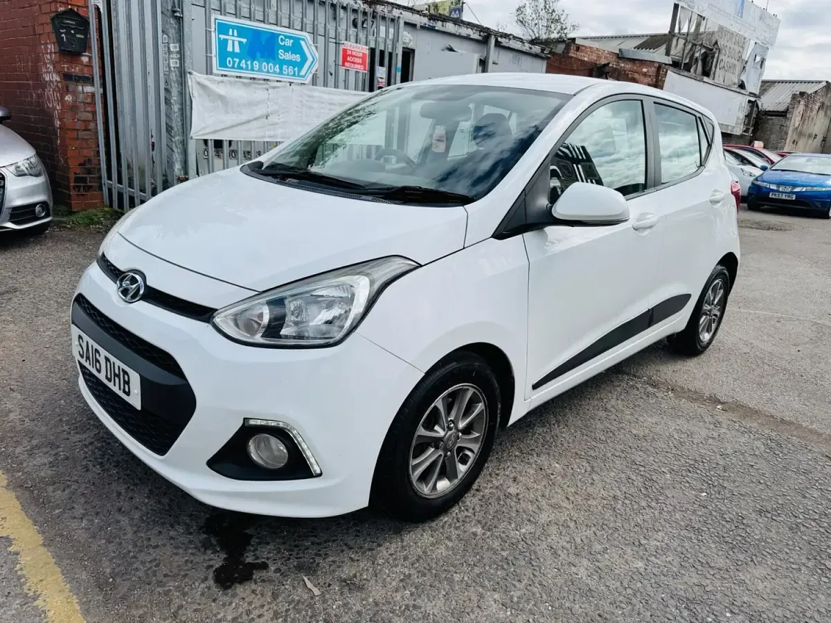 Used Hyundai i10 Premium 83 HP (61 kW) 2016 White Hatchback