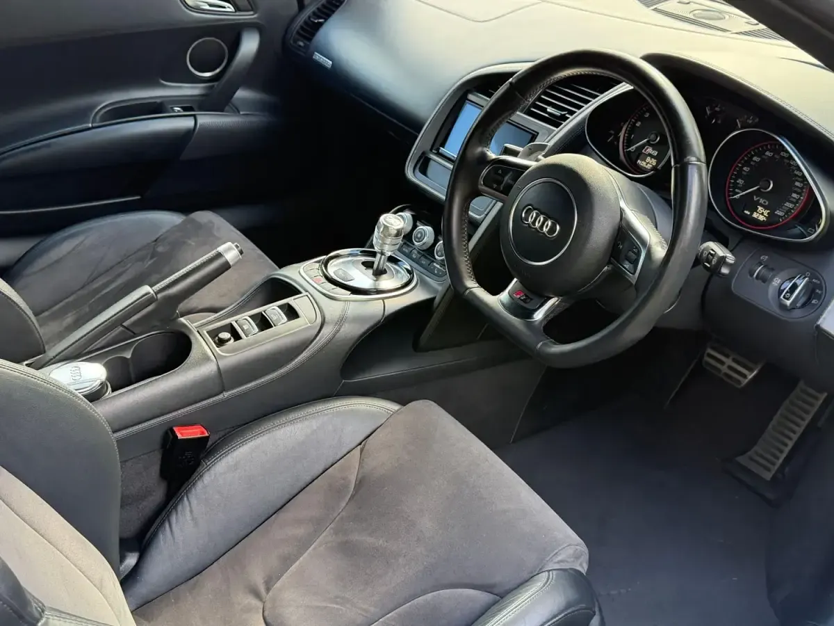 Begagnad Audi R8 Spyder Design 525 HK (386 kW) 2014 Svart Cab