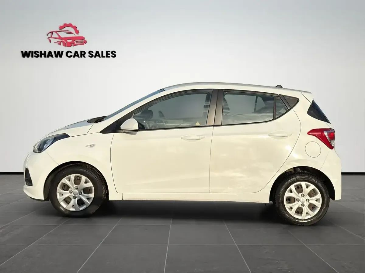 Used Hyundai i10 SE 87 HP (63 kW) 2015 White Hatchback