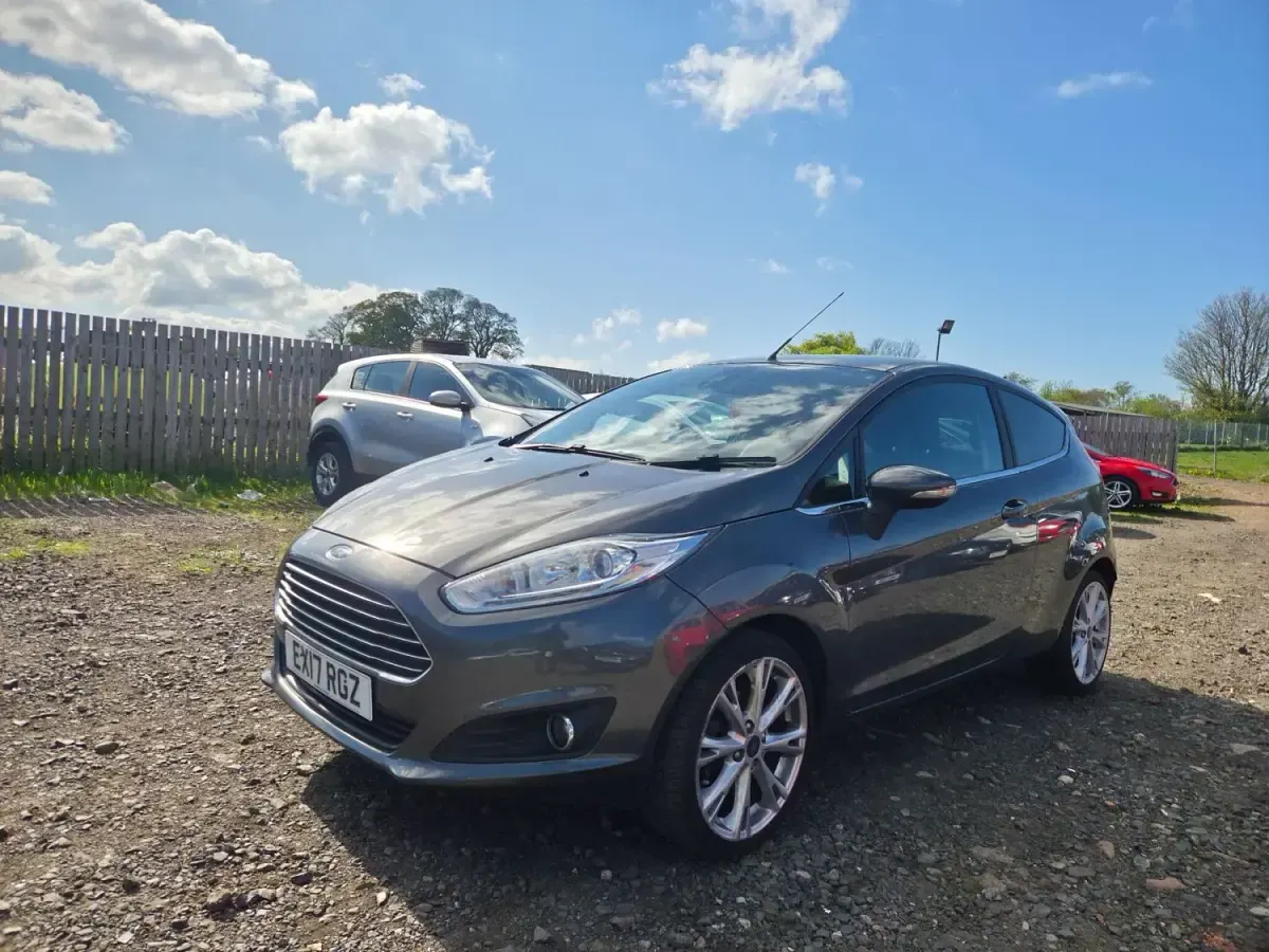 Usado Ford Fiesta Titanium 125 CV (91 kW) 2017 Gris Utilitario