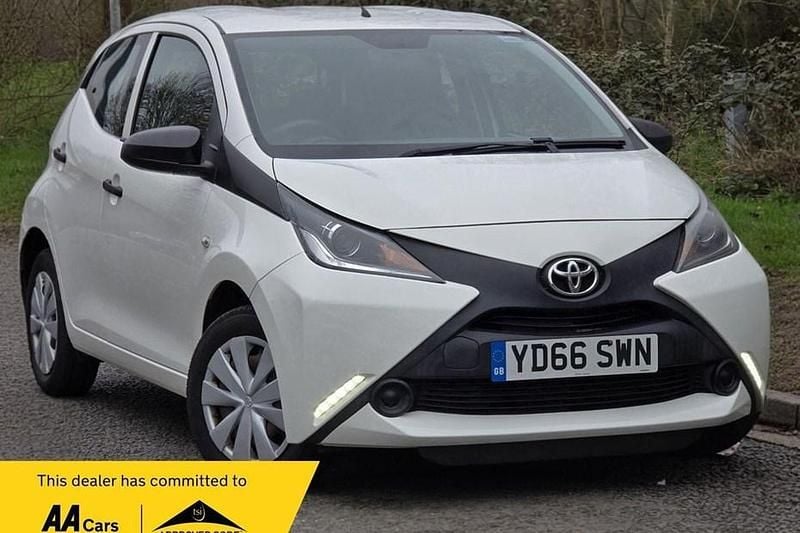 Used Toyota Aygo 68 HP (50 kW) 2016 White Hatchback