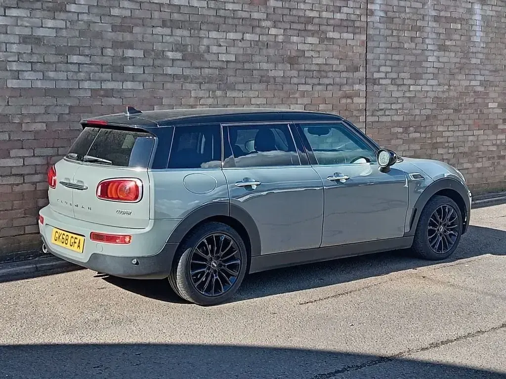 Usado Mini Cooper Clubman 136 CV (100 kW) 2018 Gris Familiar