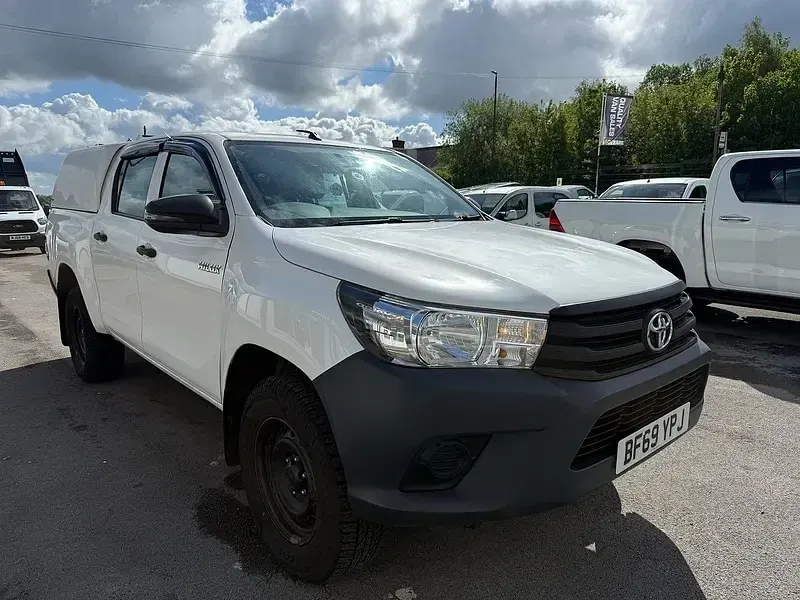 Used Toyota HiLux Active 150 HP (110 kW) 2019 White Pickup