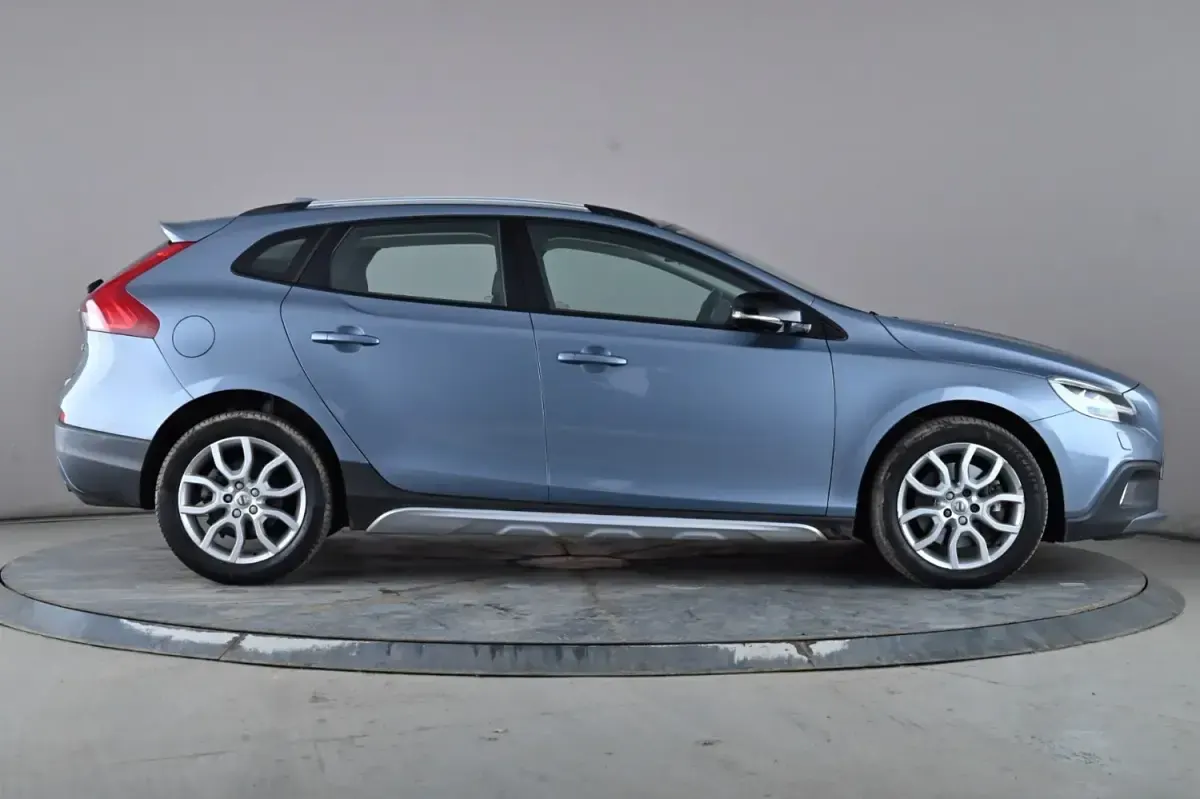Begagnad Volvo V40 Pro 152 HK (111 kW) 2017 Blå Halvkombi