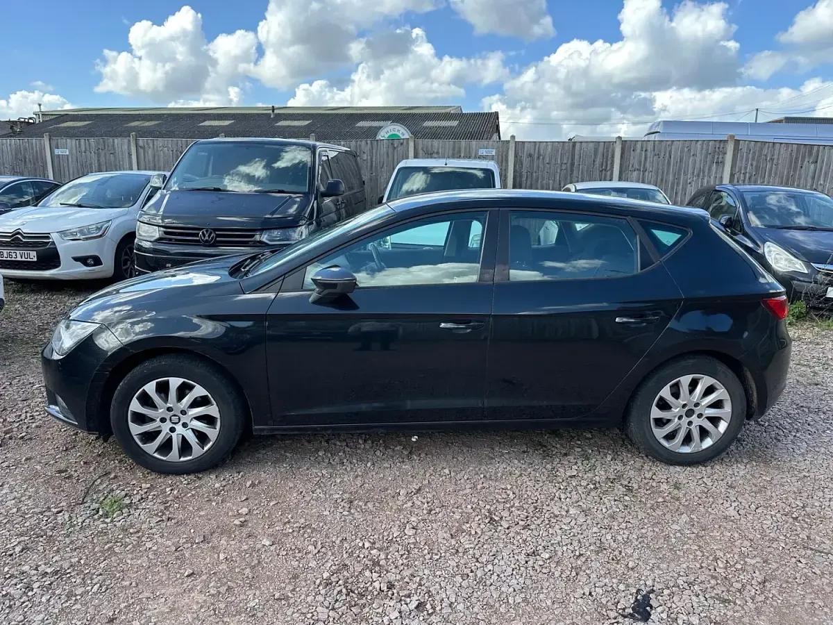 Usado Seat Leon SE 105 HP (77 kW) 2015 Preto Citadino
