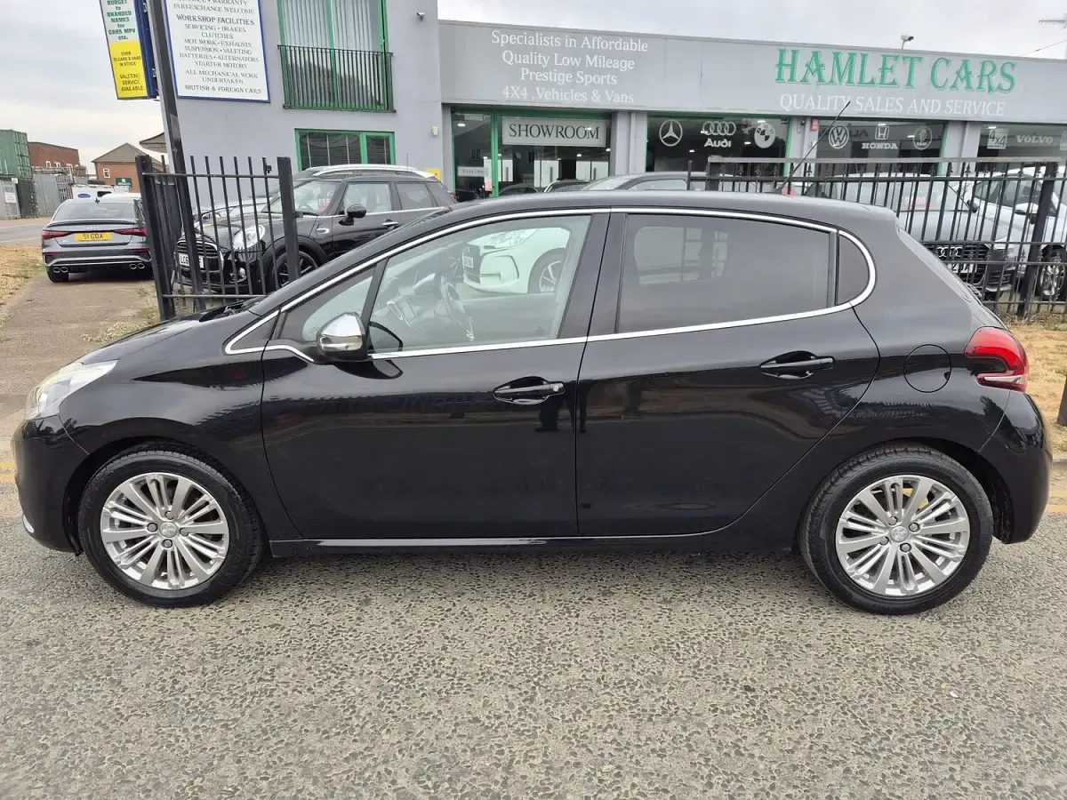 Used Peugeot 208 Allure 82 HP (60 kW) 2017 Black Hatchback