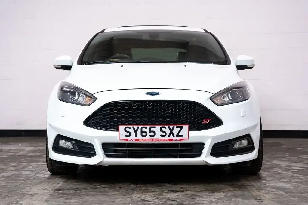 Usado Ford Focus ST 250 HP (183 kW) 2015 Branco Citadino