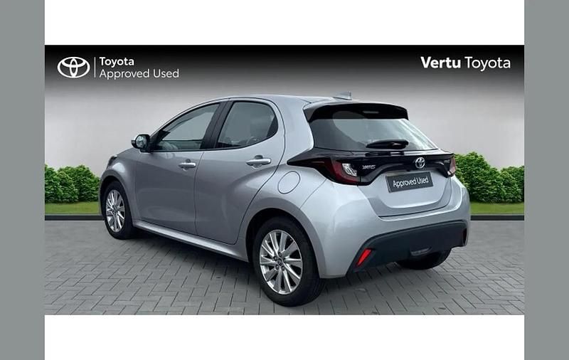 Used Toyota Yaris Hybrid 116 HP (85 kW) 2021 Silver Hatchback
