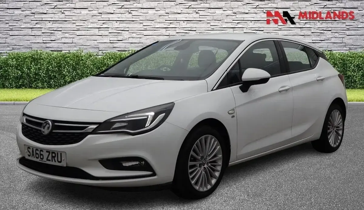 Used Vauxhall Astra Elite 150 HP (110 kW) 2016 White Hatchback