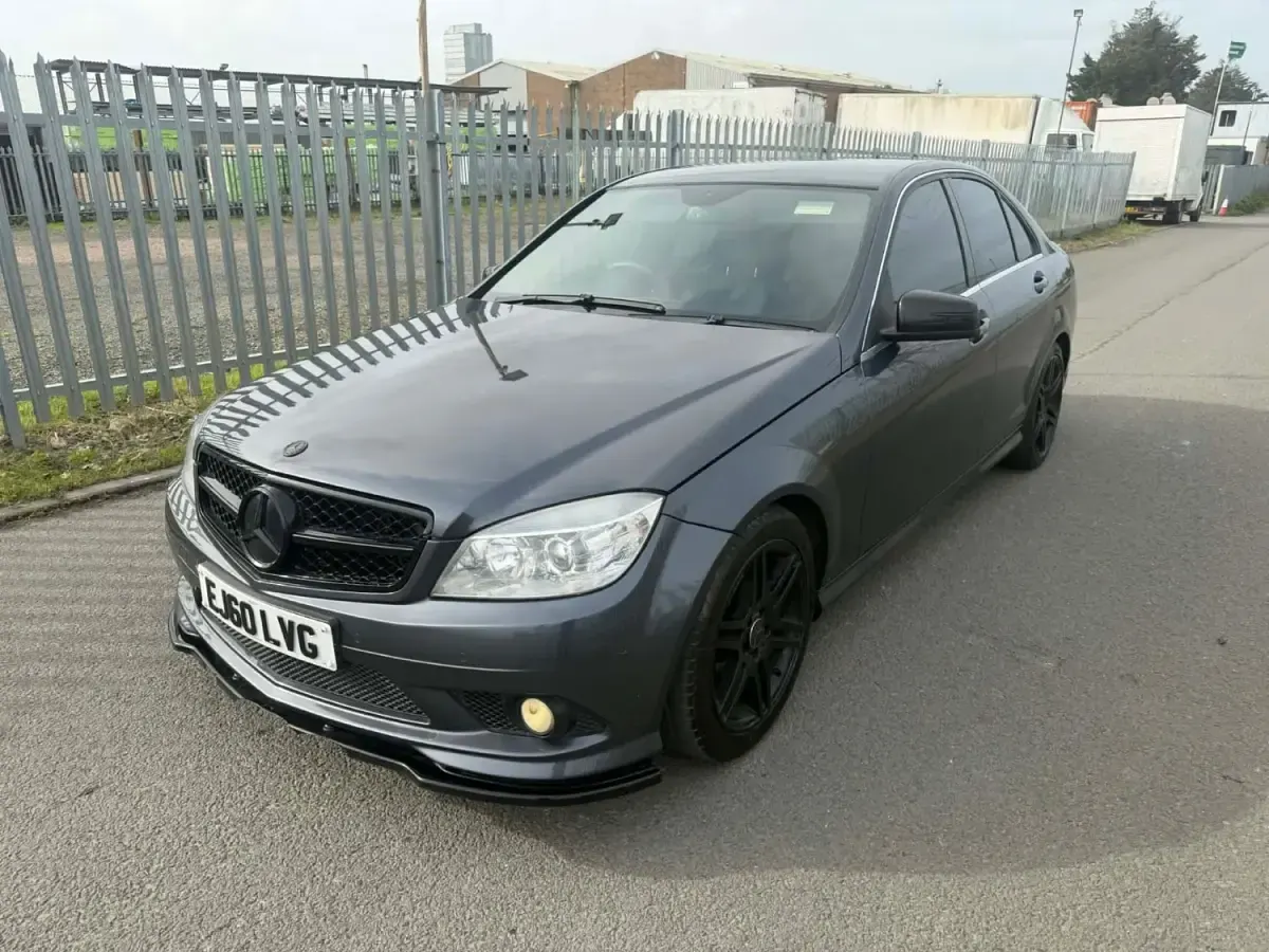 Usado Mercedes C180 156 HP (114 kW) 2010 Cinzento Sedan