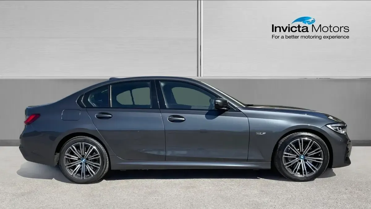 Usado BMW 330e M Sport 292 HP (214 kW) 2022 Cinzento Sedan