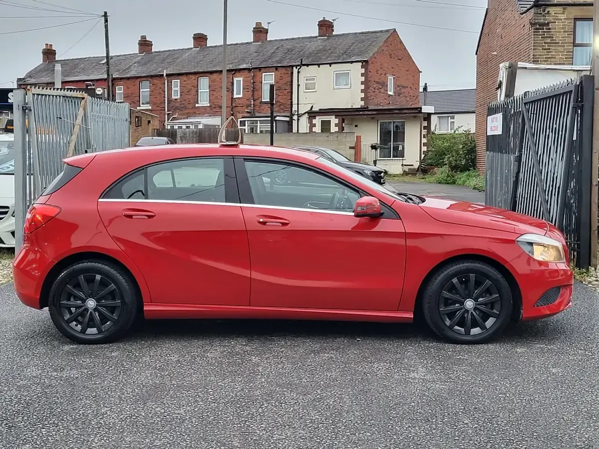 Used Mercedes A180 SE 109 HP (80 kW) 2013 Red Hatchback